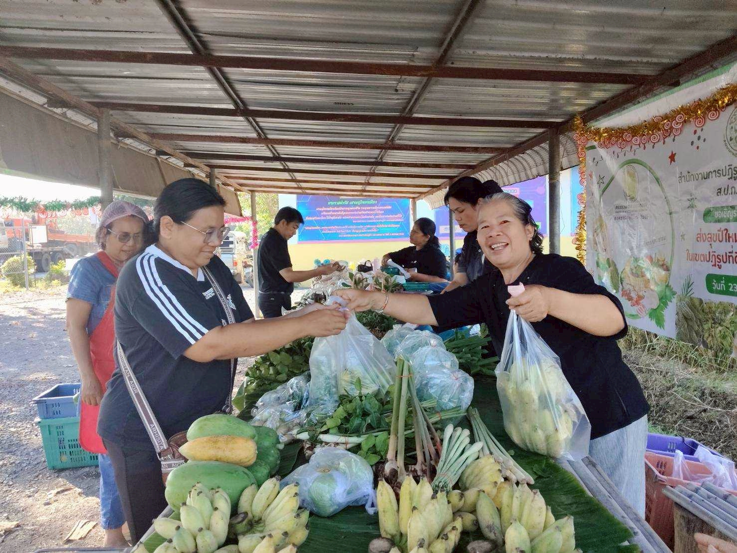 title - ร่วมกับวิสาหกิจชุมชนเกษตรกรผู้ปลูกฝรั่งบ้านเฮา และคณะครู สกร.อำเภอหนองเสือ จัดกิจกรรม 